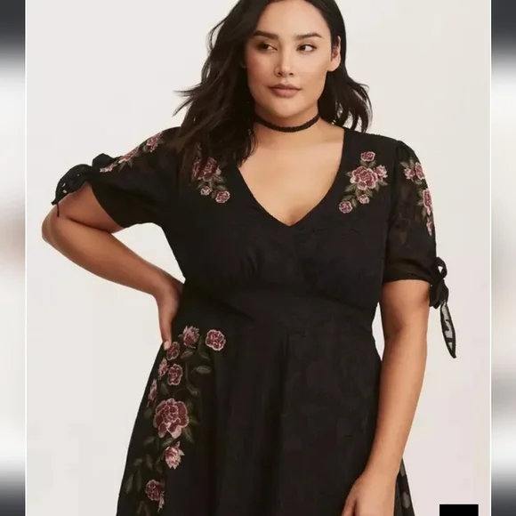 Torrid Runway Collection Floral Embroidered Maxi Dress Sz 26s - Picture 1 of 4